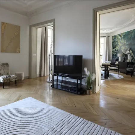 Apartment 44 Louvre *